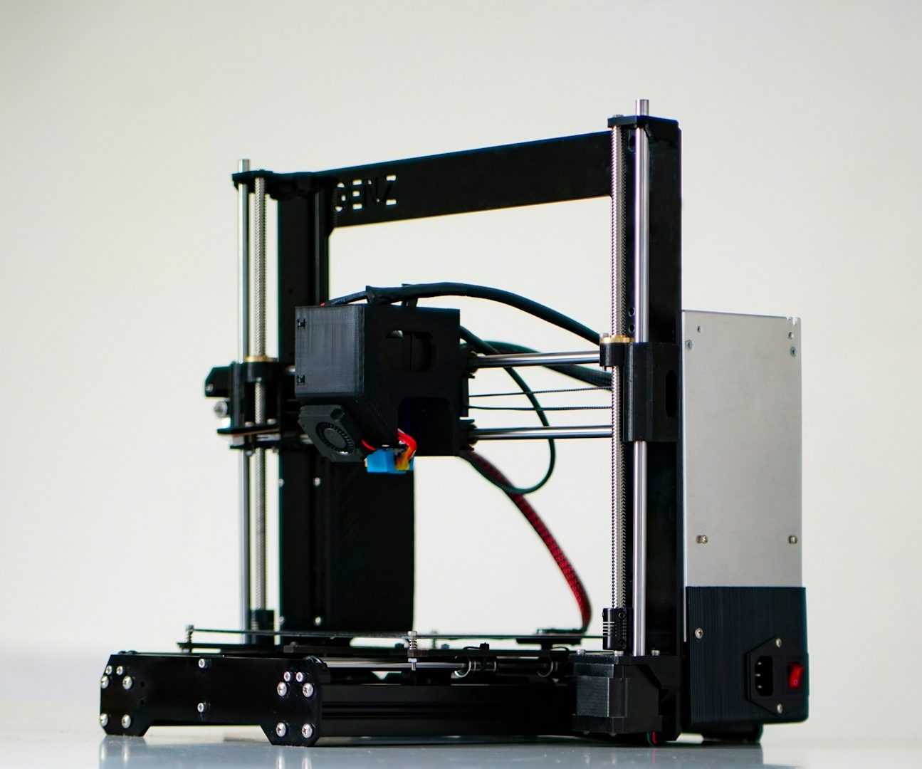 3D-Drucker mit geschlossenem Rahmen und beweglichem Druckkopf.